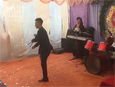 Chú rể múa côn nhị khúc như Lý Tiểu Long trong đám cưới