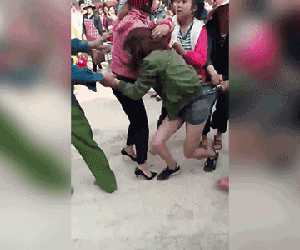 Hé lộ nguyên nhân vụ người phụ nữ bị lột váy, đánh ghen giữa chốn đông người