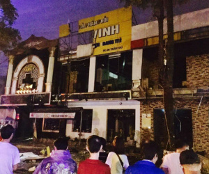 Tiếng nổ rầm trời phát ra từ nhà hàng 2 tầng ở Nghệ An, kính vỡ tung toé trong đêm