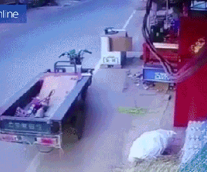 Xe ba bánh không người lái tự lao ra đường đâm vào ôtô