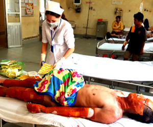 Cháy tàu chở xăng dầu ở miền Tây, hai người bỏng nặng