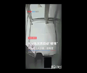 Đang đi bộ, bỗng thấy máy ATM 'phun ra' 12 triệu đồng