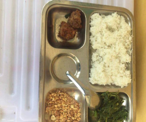 Hà Nội: Thêm một phụ huynh tố bữa trưa trị giá 15.000 đồng của học sinh lớp 2 chỉ có 2 viên chả cùng ít muối vừng