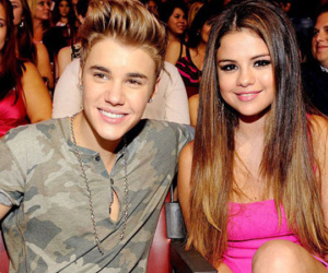 Justin Bieber cảm thấy phát điên vì chuyện tình 'đứt đoạn' với Selena Gomez
