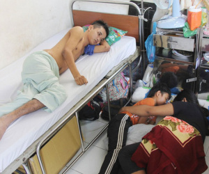 Mẹ bỏ đi lấy chồng, hai đứa trẻ nghỉ học vào bệnh viện chăm sóc anh trai tàn tật, đau đớn không có tiền chữa trị