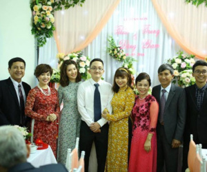 Nghệ sĩ Chí Trung tươi cười rạng rỡ trong ngày ăn hỏi của con trai
