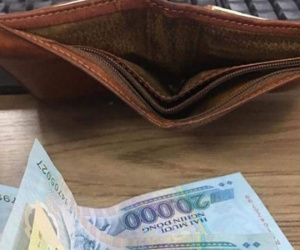 Ngỡ cao tay khi rút lõi tiền trong ví chồng, nào ngờ cô vợ trẻ bị cư dân mạng ném đá tơi bời
