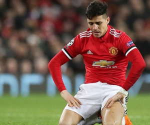 Sanchez ngồi ăn riêng, bị đồng đội cô lập