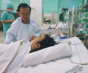 TP.HCM: Bé gái 13 tuổi nghi nhảy từ lầu cao trường học xuống đất nguy kịch