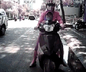 Video: Nữ ninja chở con nhỏ phía trước bình thản đâm thẳng vào đuôi ô tô đang dừng đỗ