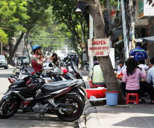 Video: Quận ở TP HCM xử phạt lấn chiếm vỉa hè qua camera
