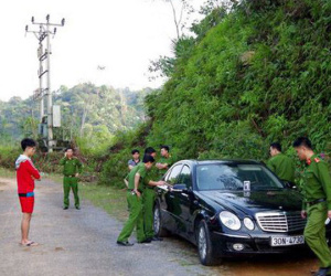 Vụ 3 người trong gia đình tử vong: Cửa xe Mercedes không khóa, người mẹ vẫn ôm con trai