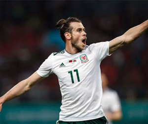 Bale lập hat-trick, Giggs đại thắng trong trận đầu dẫn dắt Wales