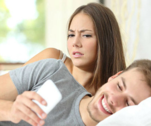 'Bắt bài' những biểu hiện chồng 'ăn vụng' để hội chị em phòng tránh