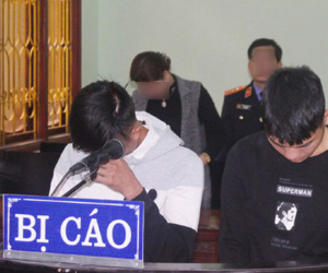 Bé gái 13 tuổi khiến hai thanh niên lĩnh án