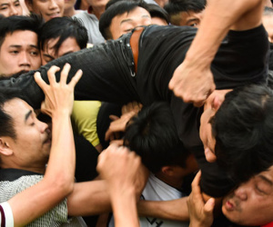 Bóp cổ, đấm nhau chảy máu mồm trong lễ hội giằng bông ở Hà Nội
