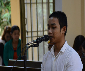 Chồng đốt vợ vì bị nhắc hát karaoke lớn
