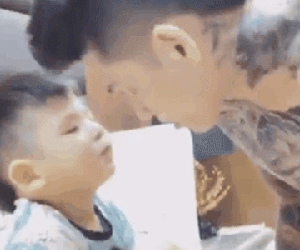 CLIP: Bố tranh cãi với con trai để 'đòi' quyền ngủ cùng vợ