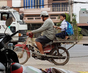 Hình ảnh cha chở con đi học trên chiếc xe hàng, ai cũng phải rưng rưng nước mắt