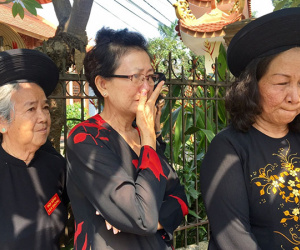 Hoa và những giọt nước mắt lăn dài tiễn đưa ông Sáu Khải