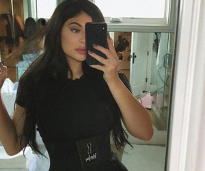 Kylie Jenner bị chỉ trích vì mặc đai siết bụng ngay sau khi sinh con