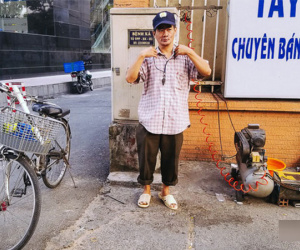 Người thợ bơm vá 'bao đồng' ở Sài Gòn: Nghe tin ùn tắc trên đài FM rồi đạp xe đến điều tiết giao thông