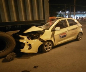 Taxi tông đuôi container dừng giữa đường, tài xế tử vong