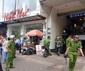 Thang máy gặp sự cố, nam thanh niên bị kẹt cổ giữa thang máy với sàn nhà nguy kịch