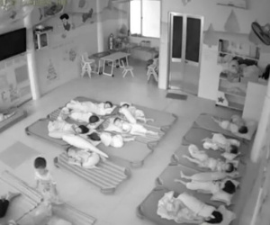 Thôi việc hai giáo viên mầm non giơ chân gạt, đẩy em bé
