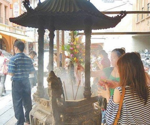 Dở khóc dở cười với câu chuyện gái trẻ đi chùa cầu duyên