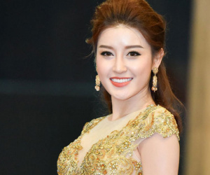 Huyền My gợi cảm trên thảm đỏ giải Cống hiến