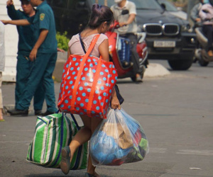 Lũ lượt khuân hành lý rời chung cư Carina Plaza
