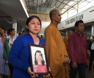 Quặn lòng chứng kiến cảnh người thân nhận thi thể nữ Bí thư phường Nguyễn Thái Bình về chùa an táng