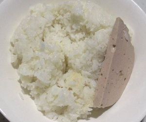 Than thở chồng đi ăn mà đem phần về đạm bạc, mẹ trẻ không ngờ bị mắng ngược
