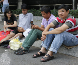 Vụ cháy kinh hoàng ở chung cư Carina: Người dân ấm lòng nhận thức ăn, quần áo miễn phí