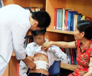 Uống nhầm hóa chất đóng tàu, cậu học sinh lớp 10 hỏng dạ dày hoàn toàn