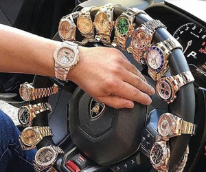 Cuộc sống 'khó khăn' của hội con nhà giàu: Nhà hết nước phải tưới cây bằng champagne, nhiều xe xịn không biết chọn gì đi học