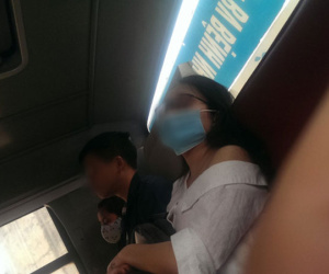 Làm người tốt thật chẳng dễ dàng: Giúp mỹ nhân bị tụt áo trên xe bus, anh chàng bị hiểu lầm là kẻ sàm sỡ