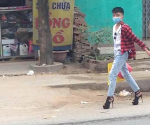 Thanh niên đi giày cao gót tự tin sải bước trên đường bỗng nhiên nổi tiếng trên MXH