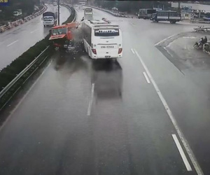 Vụ xe khách đâm xe cứu hỏa trên cao tốc: Tài xế nhờ luật sư trợ giúp