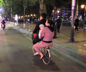 Bức ảnh đôi vợ chồng ôm con thơ dạo phố cuối tuần trên chiếc xe đạp, giản dị vậy thôi mà bao người rưng rưng