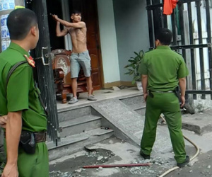Cảnh sát khống chế nam thanh niên ngáo đá đập phá tài sản gia đình