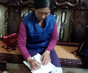 Hà Nội: Mẹ viết đơn xin hộ nghèo cho con gái trong vụ bị chồng tạt axit ngay trước mặt con gái 8 tuổi