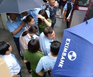 Những hình ảnh về vụ bắt giữ 2 nữ cán bộ Eximbank trưa nay