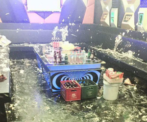 Nỗi lòng nhân viên quán Karaoke: Khi khách biến phòng hát thành lễ hội ném bánh kem thì phải làm gì?