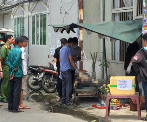 Phát hiện thi thể nam giới trong võng bên đường