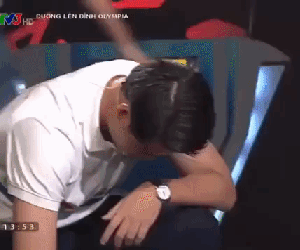 Thí sinh Olympia ngồi sụp xuống sân khấu bật khóc vì thua cuộc ở phút chót
