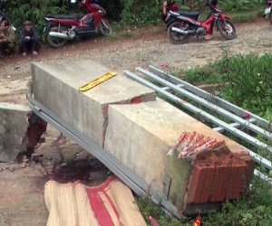 Thương tâm: Cổng trường đè chết bé trai 8 tuổi