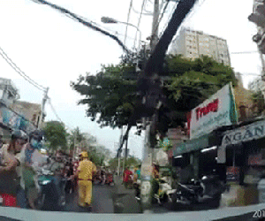 Video: CSGT mướt mát mồ hôi, nhấc đuôi xe máy lấn vạch được chia sẻ rần rần trên MXH