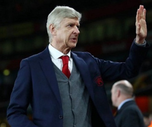Wenger phiền muộn vì bị phân biệt tuổi tác